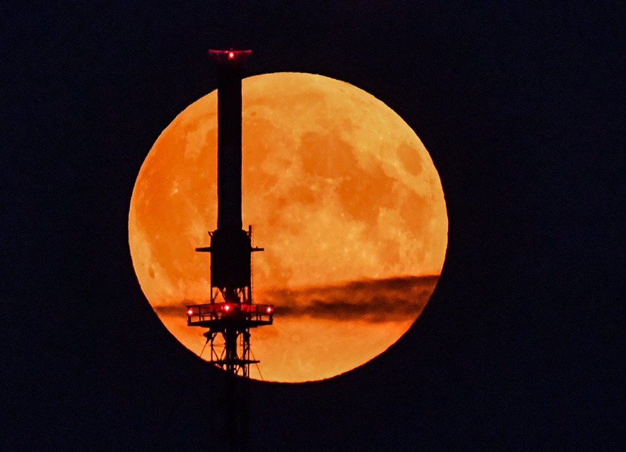 Vista de un eclipse penumbral de luna. 