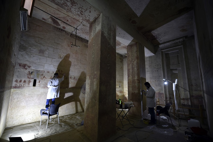 Arqueólogos egipcios trabajan en el interior de una tumba en la zona de Saqqara, Giza, Egipto.