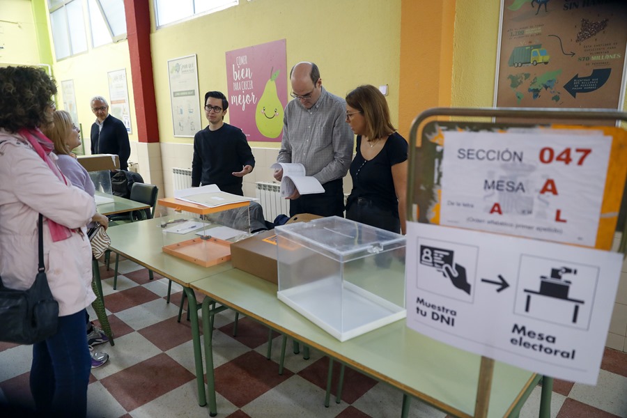 Los componentes de una mesa se preparan para la apertura de un colegio electoral para estos comicios de este 28M en Madrid. 