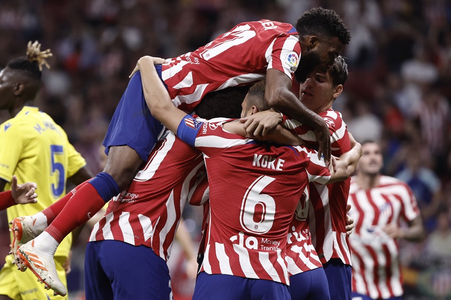 Los jugadores del Atlético de Madrid celebran su cuarto gol, durante el partido de LaLiga entre el Atlético de Madrid y el Cádiz  disputadon este miércoles en el Estadio Metropolitano