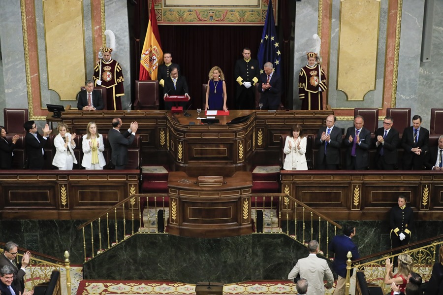 El rey Felipe VI recibe con honores al presidente colombiano en Madrid