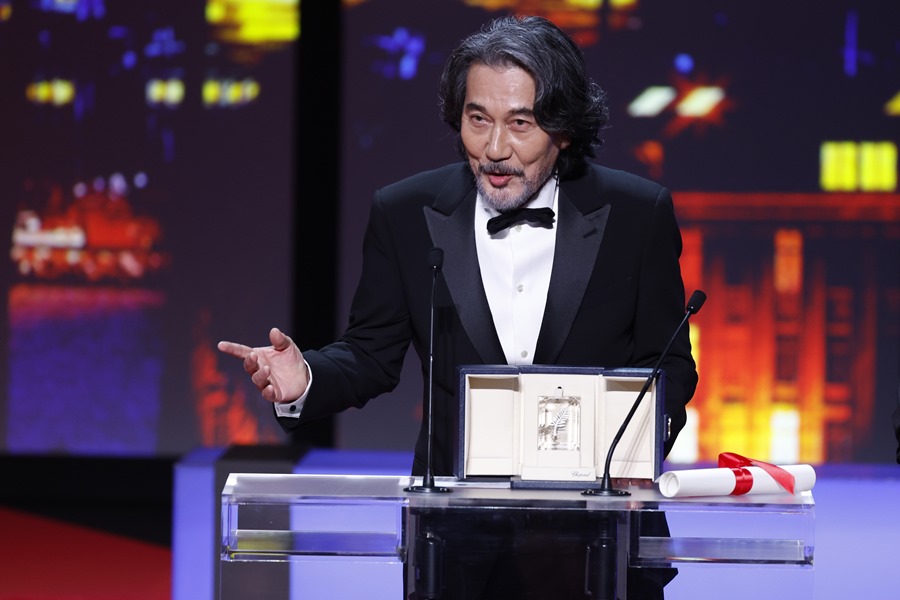 El actor japonés Koji Yakusho durante la Ceremonia de Clausura de la 76ª edición del Festival de Cine de Cannes.