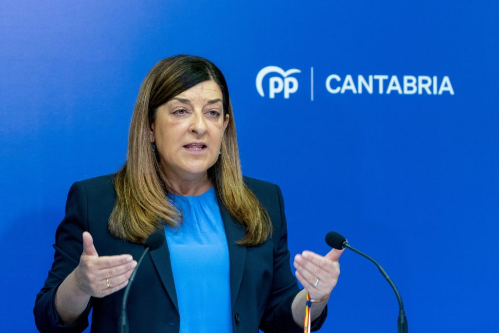 The future president of Cantabria, the popular María José Sáenz de Buruaga, during a press conference to present her government proposals, in the last week of the electoral campaign.  EFE/Roman G. Aguilera.