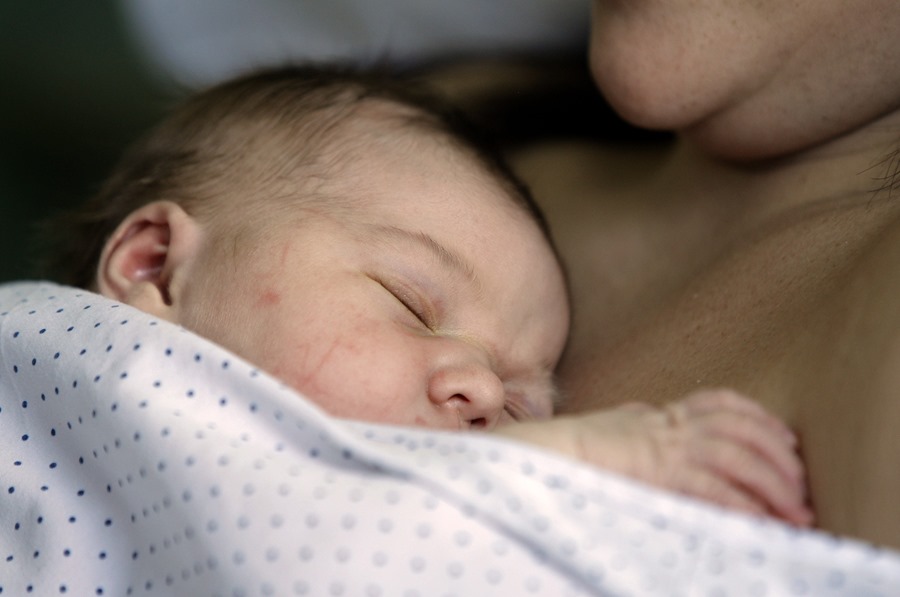 En España nacen menos de 900 bebés al día