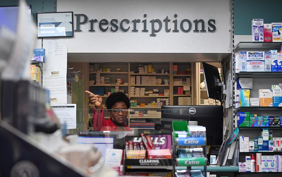 Un farmacéutico trabaja en una farmacia en Londres, este martes 9 de mayo