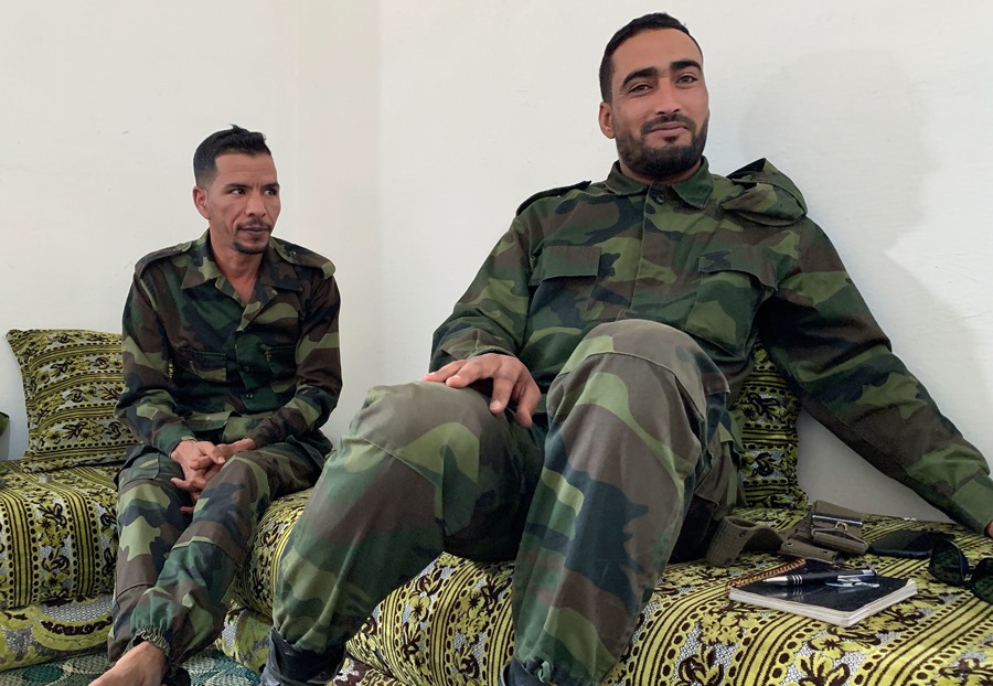 Mohamed Nafi (i) y Brahim Gali (d), veterano y novato del brazo armado del Frente Polisario, respectivamente, posan para la agencia EFE en uno de los campamentos de refugiados saharauis en territorio argelino.