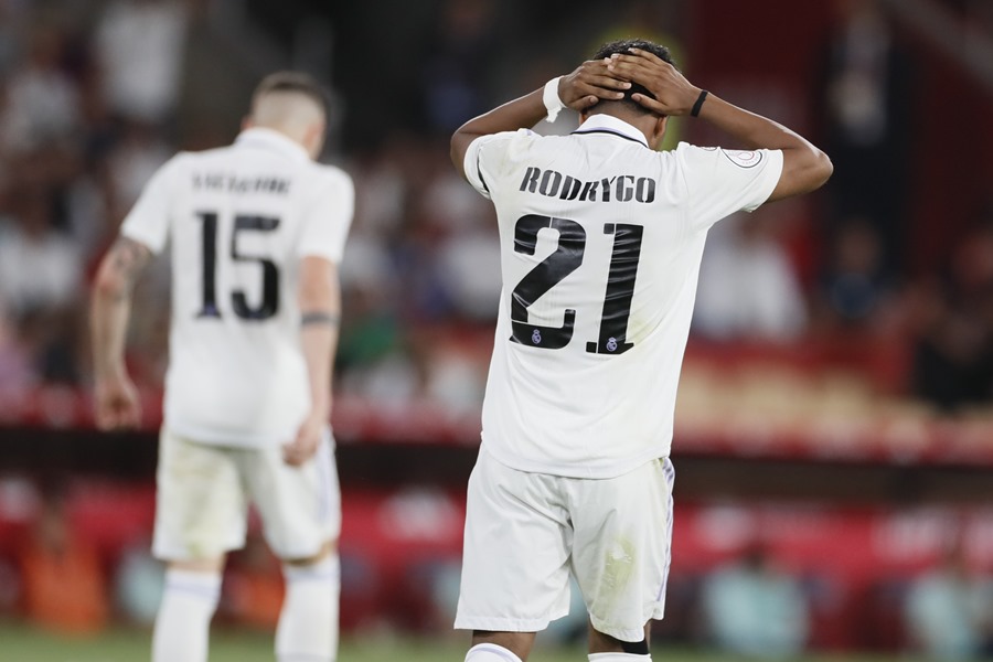 El delantero brasileño del Real Madrid, Rodrygo, tras encajar el primer gol durante el encuentro correspondiente a la final de la Copa del Rey que disputan frente a Osasuna en el estadio La Cartuja de Sevilla.