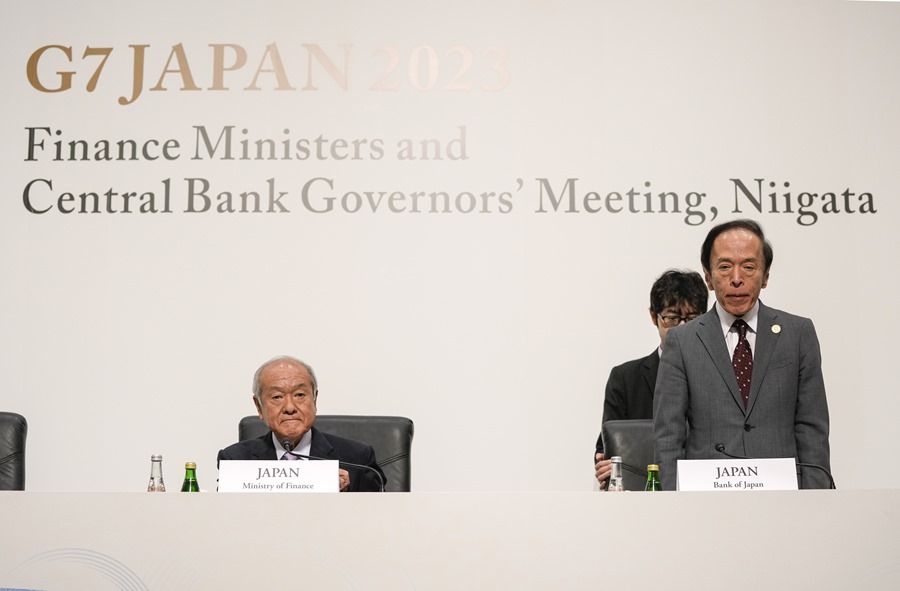 El ministro japonés de Finanzas, Shunichi Suzuki (i) y el Gobernador del Banco del país, durante una conferencia, hoy en Niigata (Japón), en la reunión del G7.