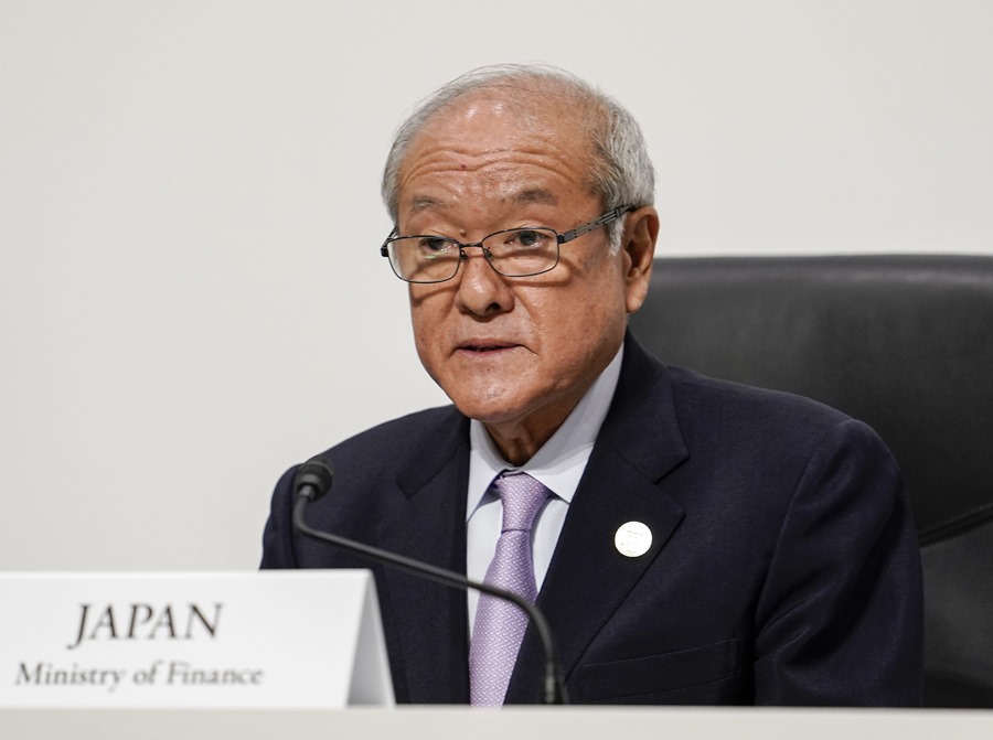 El ministro de Finanzas de Japón, Shunichi Suzuki, en uno de los encuentros con motivo de las reuniones del G7 en Niigata. 