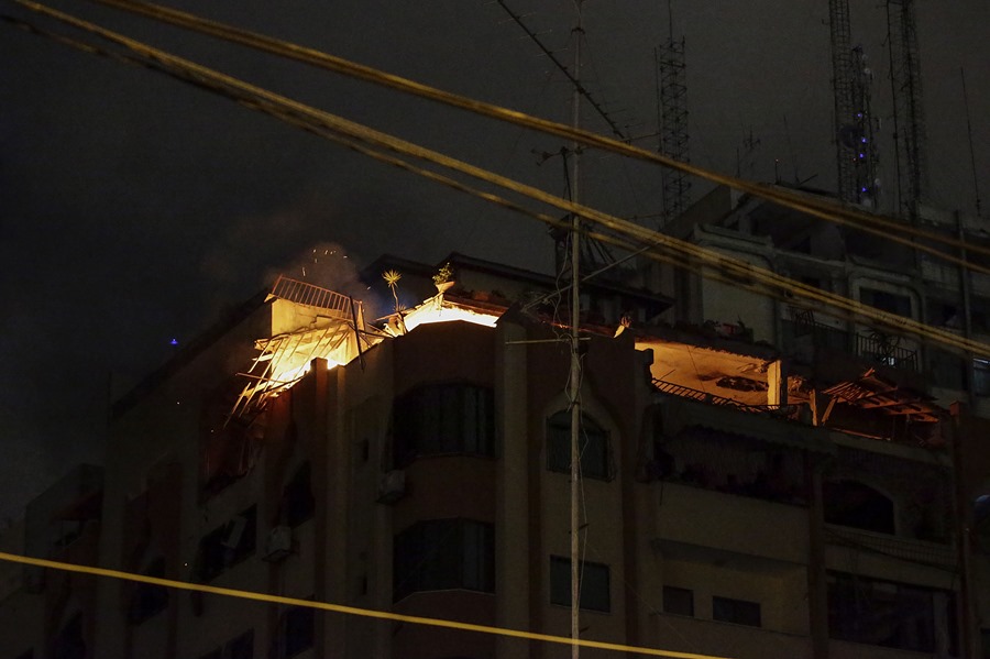 Imagen de la vivienda en llamas de un dirigente de la Yihad Islámica, tras ser bombardeada por Irael en la ciudad de Gaza esta madrugada.