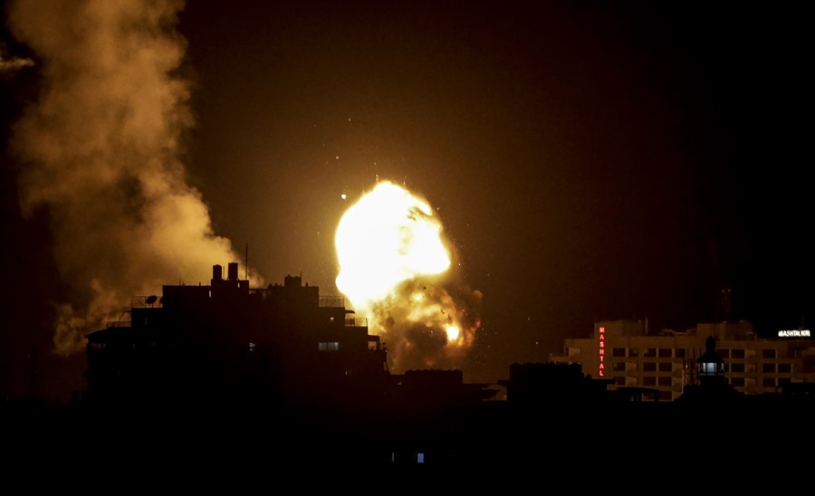 El humo se eleva tras un ataque aéreo israelí en el norte de la franja de Gaza, esta pasada madrugada