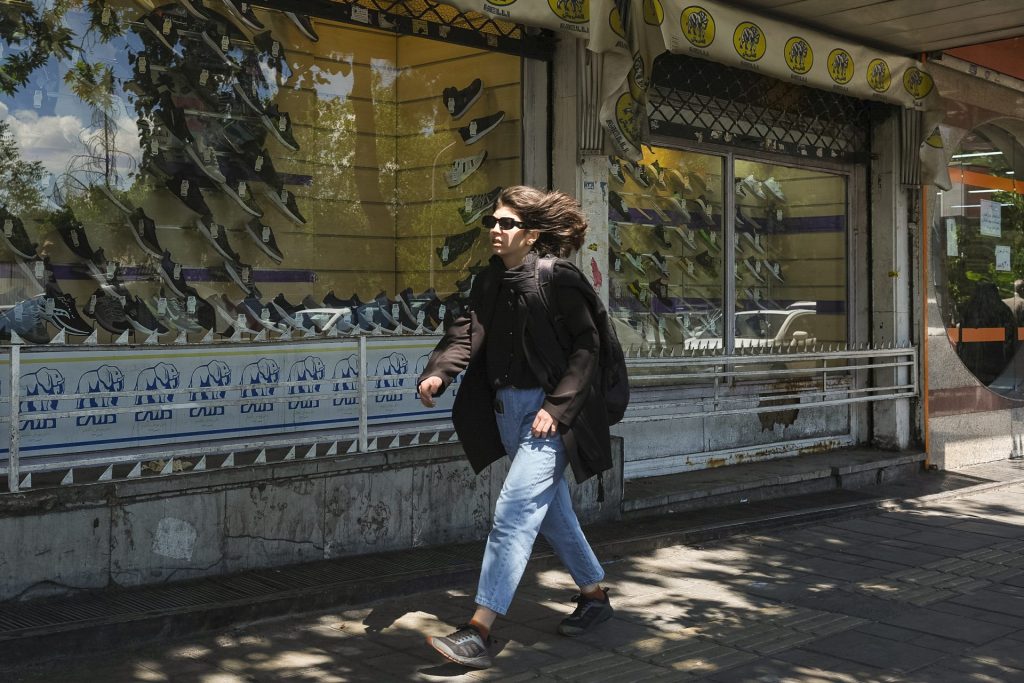 Una mujer camina sin velo en una calle de Teherán.