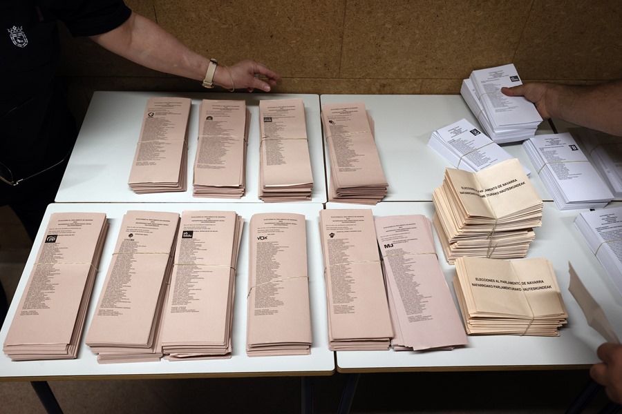Preparación de papeletas en un colegio electoral.