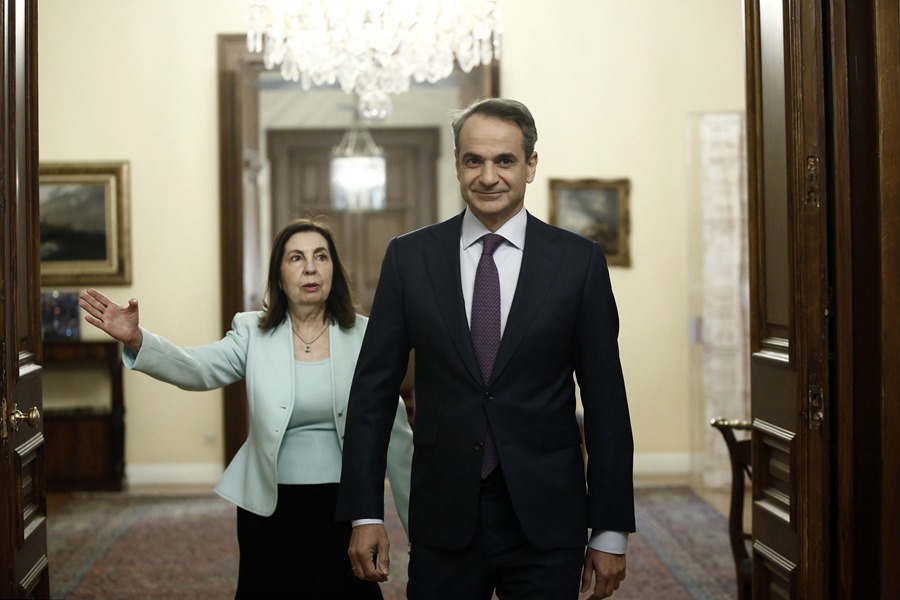 El primer ministro griego, Kyriakos Mitsotakis (R), a su llegada a la reunión con la presidenta griega, Katerina Sakelaropoulou,  y los líderes de los partidos políticos celebrada este 24 de mayo en Atenas.