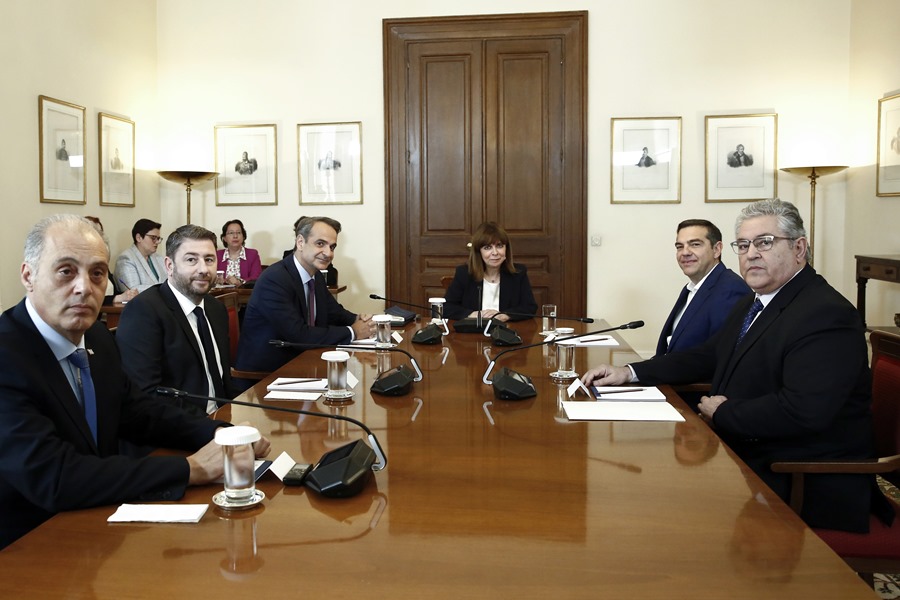 La presidenta griega Katerina Sakelaropoulou (C) en una reunión con el Primer Ministro griego y presidente del partido conservador Nueva Democracia, Kyriakos Mitsotakis (5-i), el presidente de SYRIZA, Alexis Tsipras (2-d), el presidente del partido Elliniki Lisi, Kyriakos Velopoulos (i), el líder del PASOK - KINAL, Nikos Androulakis (3-i), y el secretario general del Partido Comunista de Grecia (KKE), Dimitris Koutsoumpas ( d) en Atenas, este 24 de mayo.