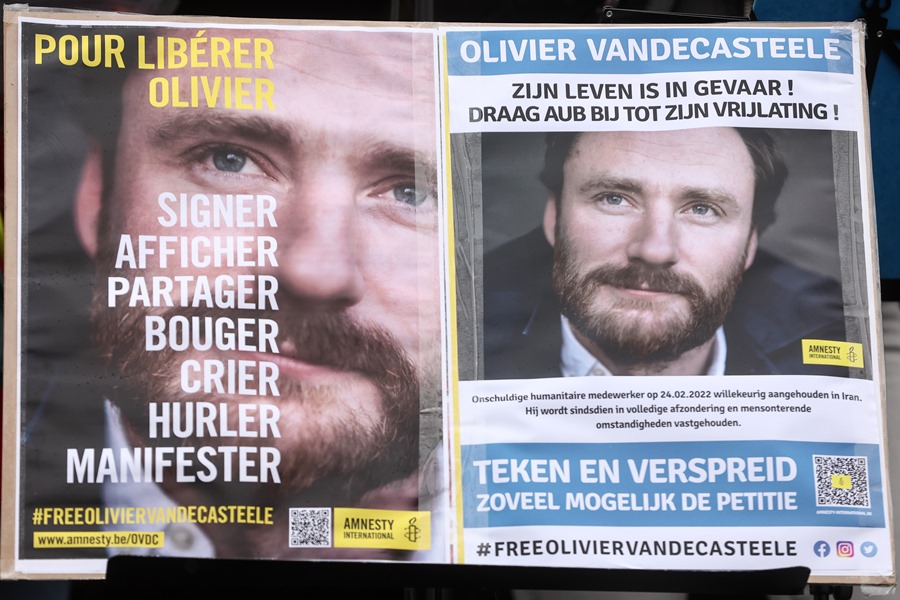 Pancartas con el rostro del cooperante belga Olivier Vandecasteele durante una protesta convocada en Bruselas el pasado mes de enero contra su detención en Irán.