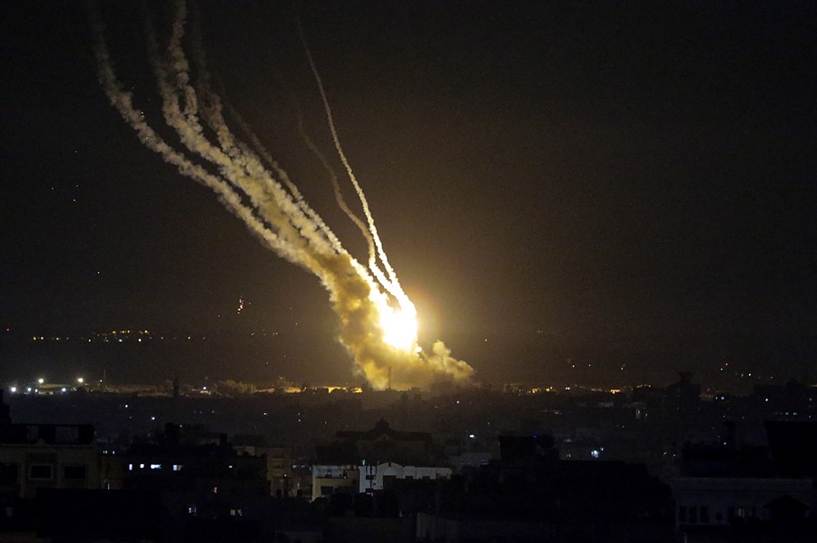 Militantes palestinos en Gaza han disparado cohetes hacia Israel después de que el ejército israelí llevara a cabo una serie de ataques aéreos contra objetivos de la Yihad Islámica.
