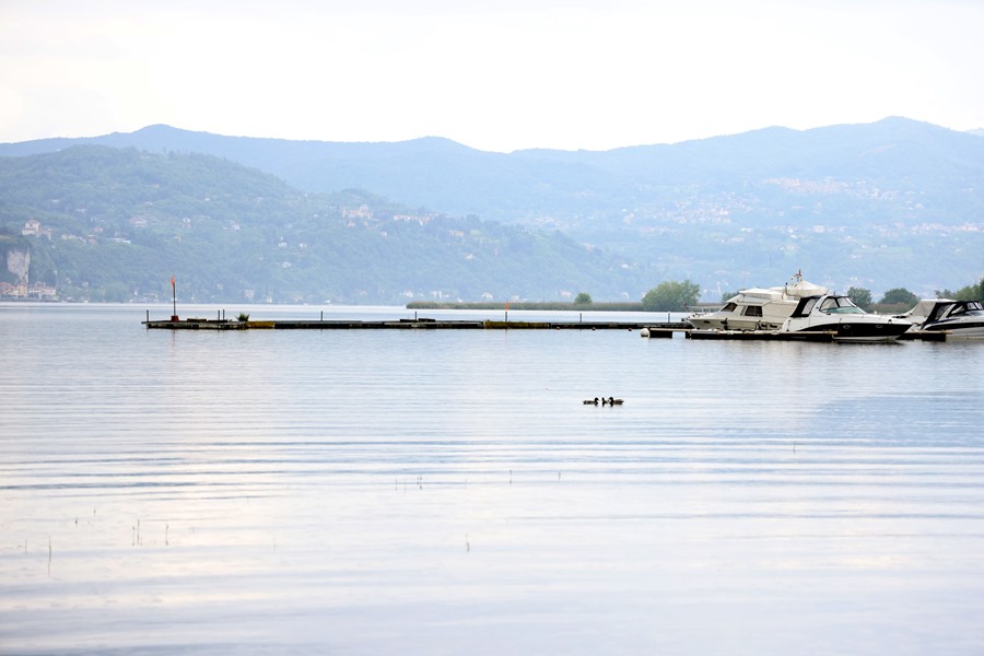 Vista del lago Maggiore, en la provincia de Varese, en el norte de Italia.