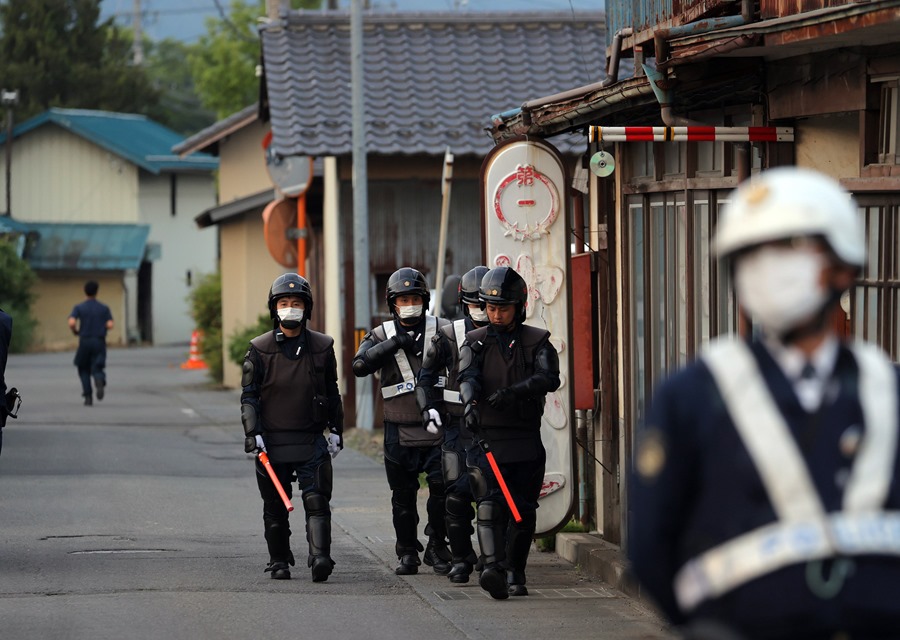 Oficiales de policía en las inmediaciones del lugar en el que un hombre armado se atrincheró en Nakano, prefectura de Nagano, Japón.