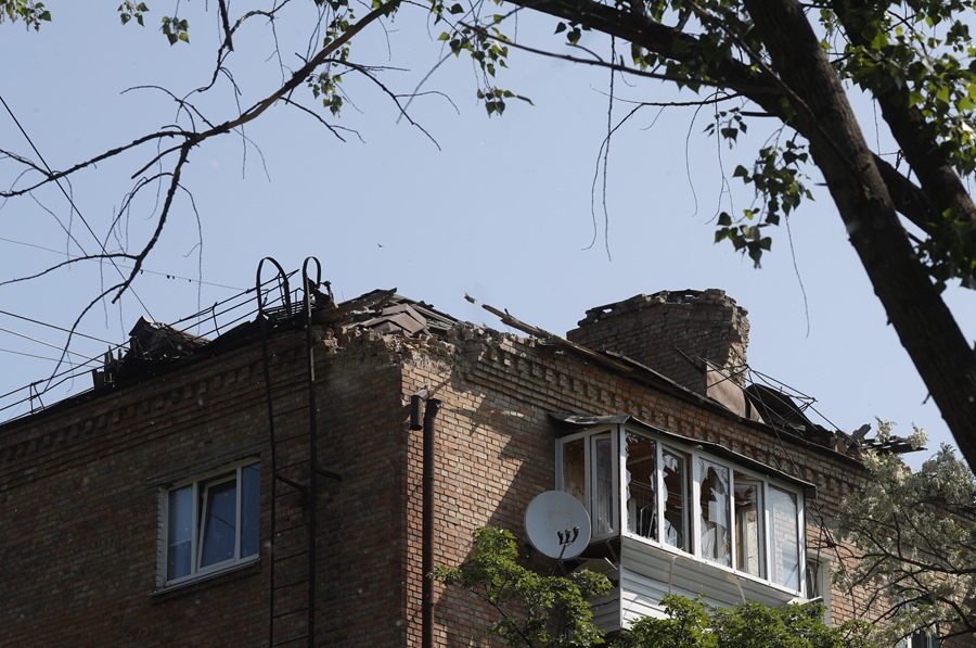 Daños en un edificio residencial después de un bombardeo nocturno con drones en Kiev, este pasado domingo. 