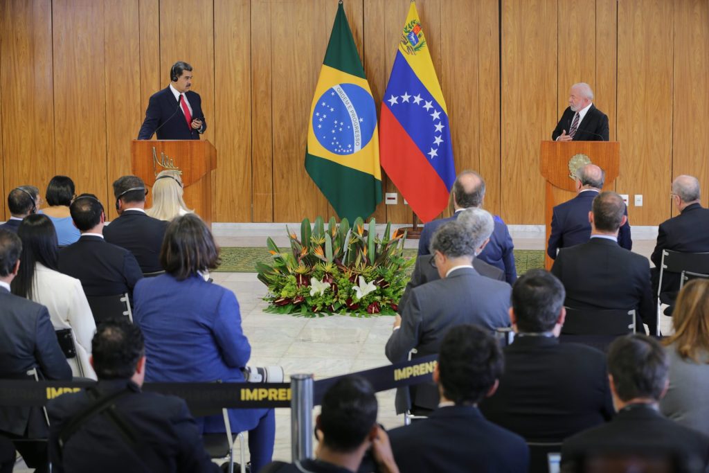 El presidente de Venezuela, Nicolás Maduro (i), y su homólogo brasileño, Luiz Inácio Lula da Silva, hablan durante una rueda de prensa tras una reunión hoy, en el Palacio do Planalto, en Brasilia (Brasil). EFE/André Coelho