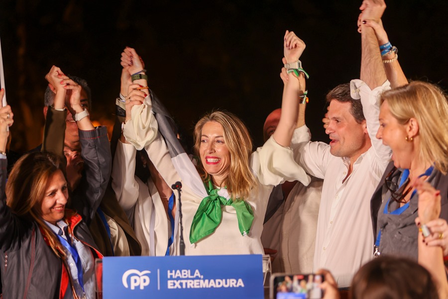  La presidenta del PP y candidata a la presidencia de la Junta de Extremadura, María Guardiola (c), festeja en Mérida su victoria . en las elecciones autonómicas