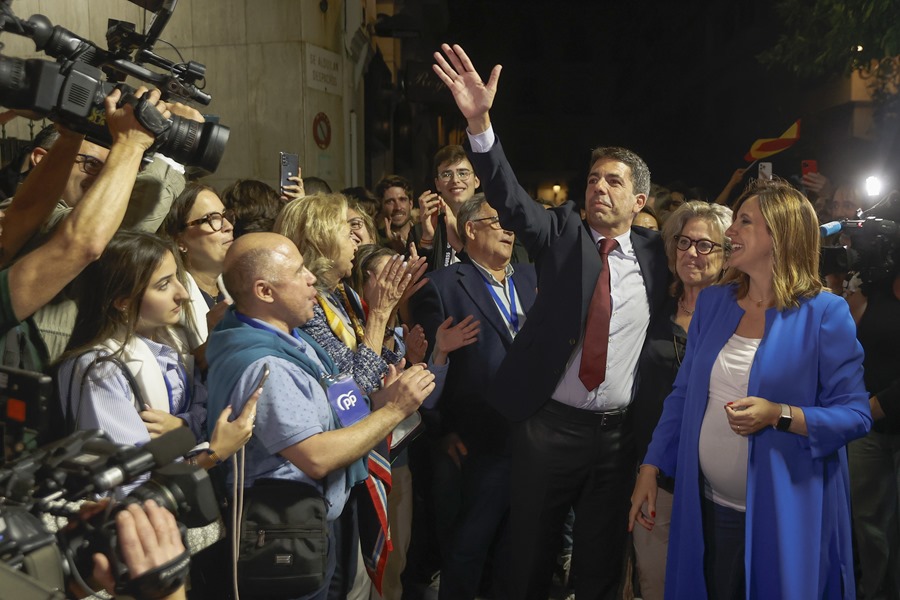 El presidente del PPCV, Carlos Mazón y la candidata a la alcaldía de Valencia, Maria José Catalá, a su llegada anoche a la sede del partido en Valencia