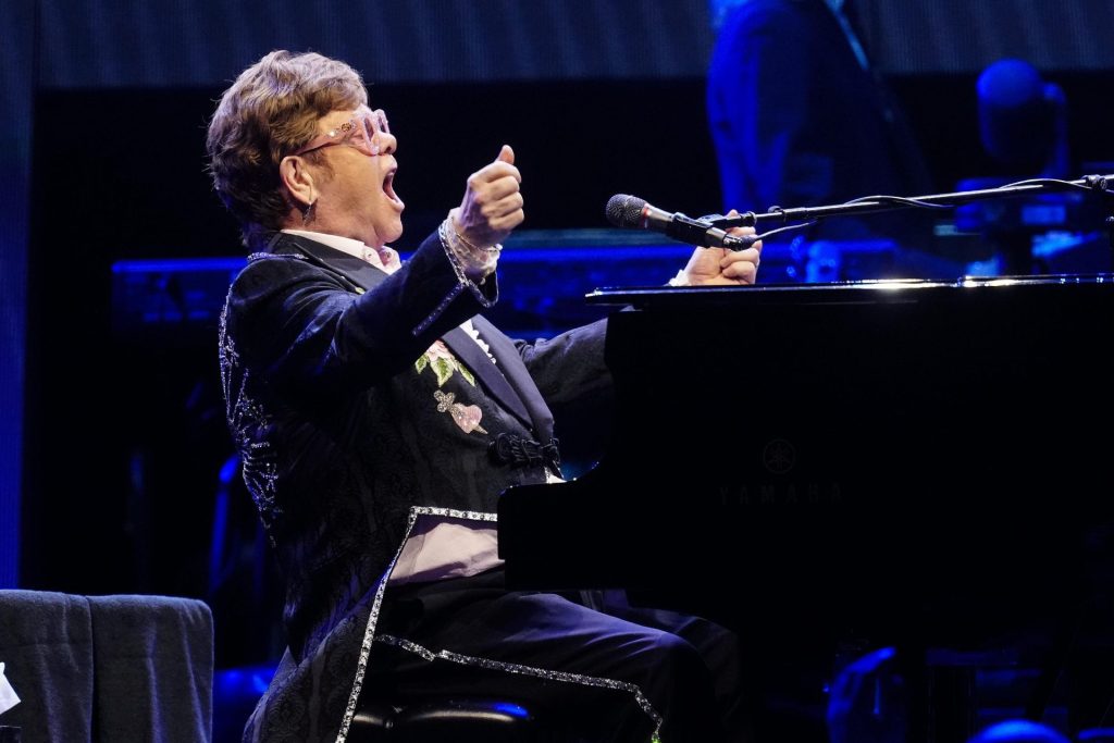  Elton John en un momento de su actuación en Barcelona