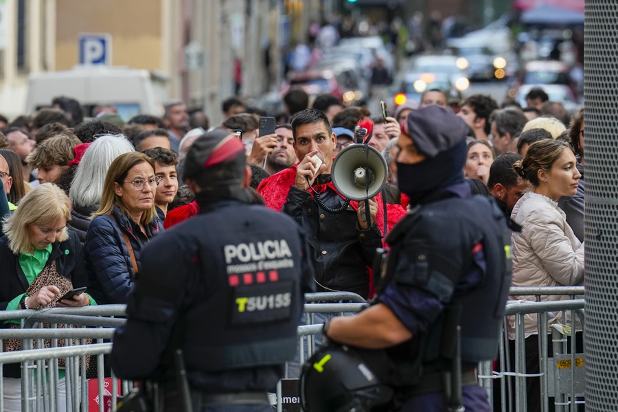 Tensión en Barcelona por las concentraciones pro y anti okupación de la Bonanova