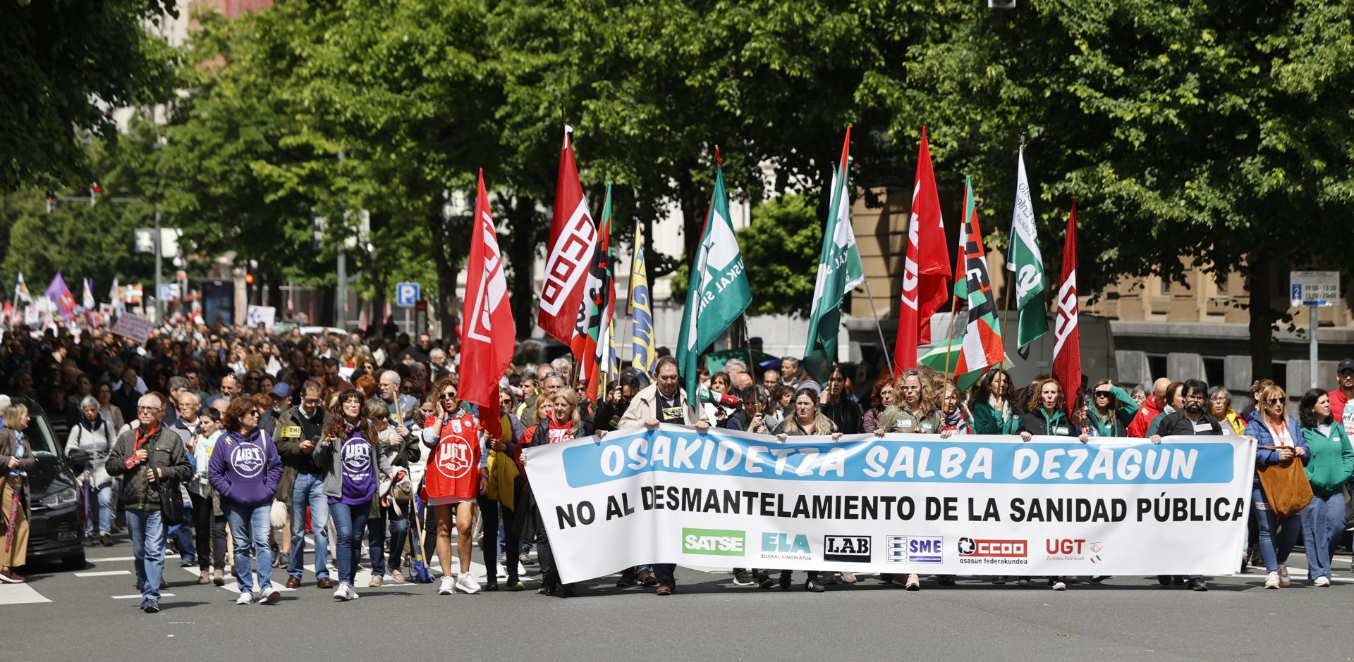 Trabajadores del servicio vasco de salud recorren las calles de Bilbao en la segunda jornada de huelga en Osakidetza, con manifestaciones en las capitales vascas. EFE/Luis Tejido