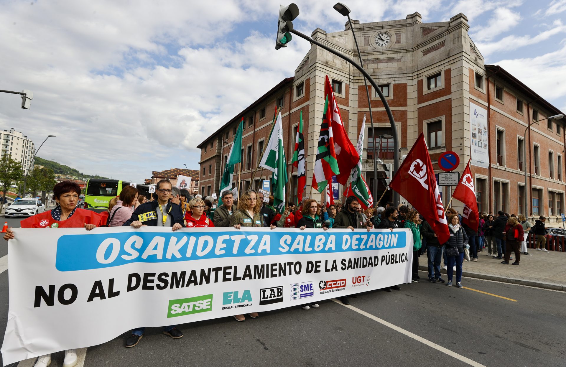Los sindicatos SATSE, ELA, LAB, SME, CCOO y UGT, recorren las calles de Bilbao, durante las movilizaciones convocada para este jueves y el viernes dos jornadas de huelga en toda Osakidetza, así como diversas movilizaciones ante hospitales y ambulatorios, para denunciar el "desmantelamiento" de la sanidad pública.EFE/Luis Tejido
