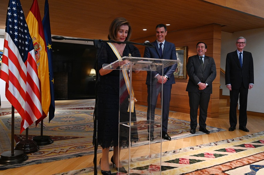 La expresidenta de la Cámara de Representantes de Estados Unidos, Nancy Pelosi (i) y el jefe del Gobierno español, Pedro Sánchez (c-d), durante un acto anoche en Washington (EE.UU.). 