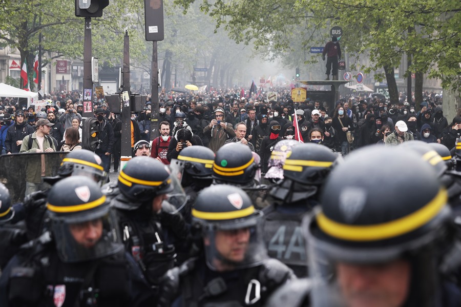 Policía antidisturbios en la marcha anual del Primero de Mayo en París, Francia