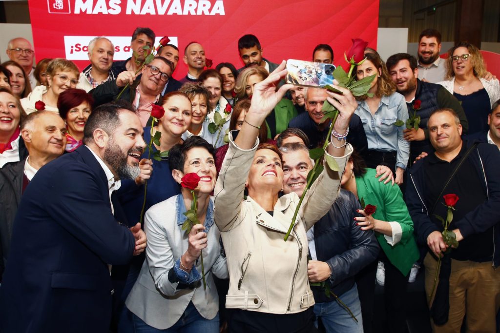 El secretario de organización del PSOE, Santos Cerdan (2d) acompaña a las candidatas a la presidencia del Gobierno de Navarra y a la alcaldía de Pamplona, María Chivite (c) y Elma Saiz (2i), respectivamente.EFE/ Jesús Diges 