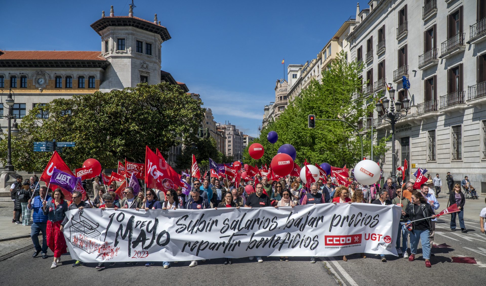 Manifestantes de UGT y CCOO el Primero de Mayo, Día Internacional del Trabajo en Santander. EFE/Román G. Aguilera.