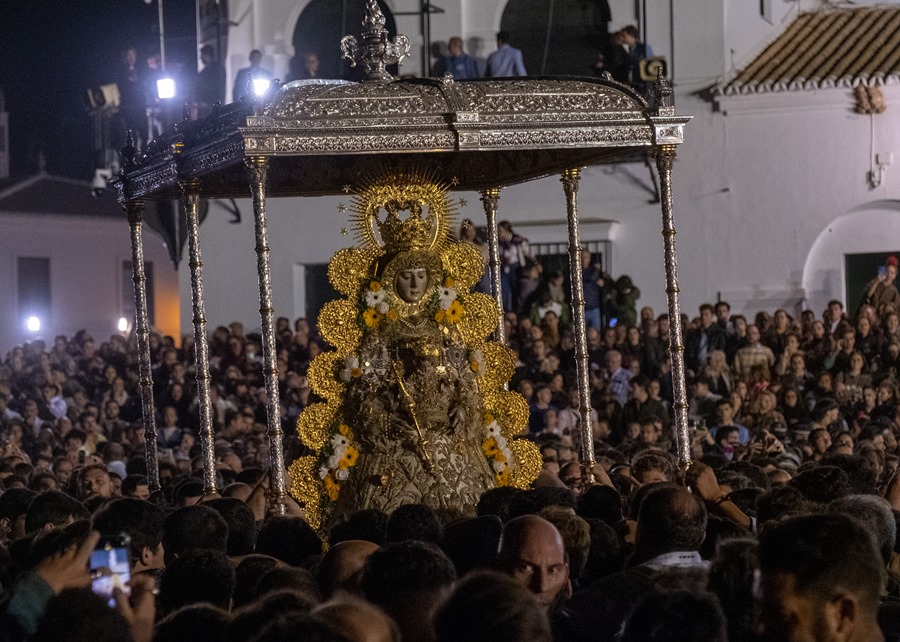 The people of Almonte participate in the procession of the Virgen del Rocío, in Huelva (Spain). 