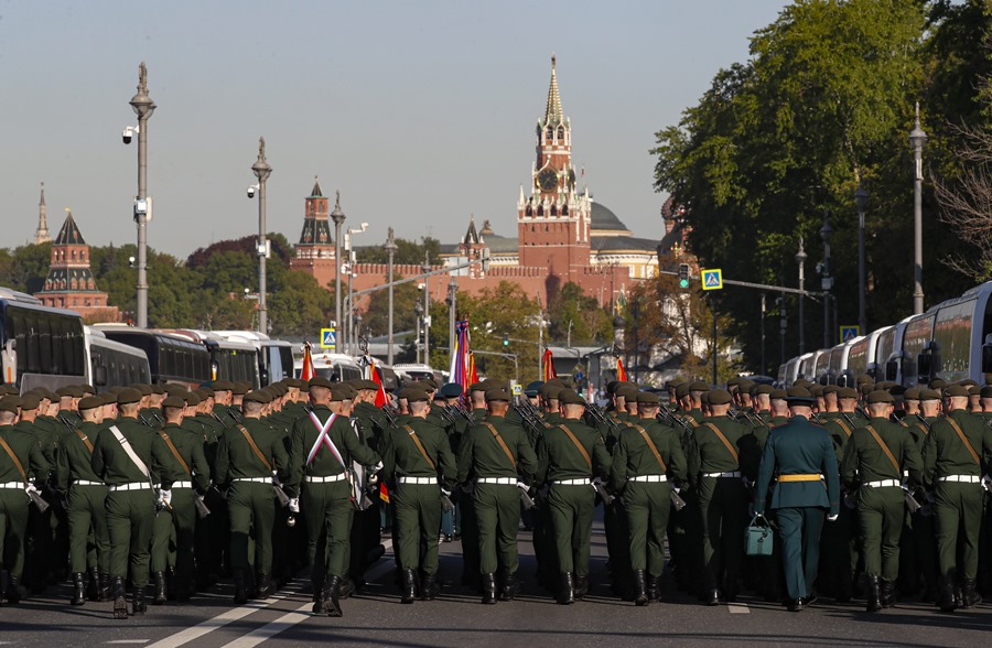 Militares rusos marchan por el centro de Moscú, en el desfile conmemorativo del Día de la Victoria