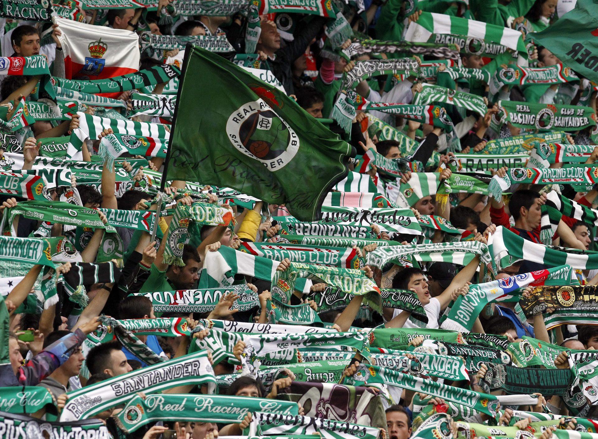 La afición del Racing de Santander anima a su equipo, tras asecender contra la UE Llagostera y conseguir el ascenso a Segunda División en 2014. EFE/Esteban Cobo.