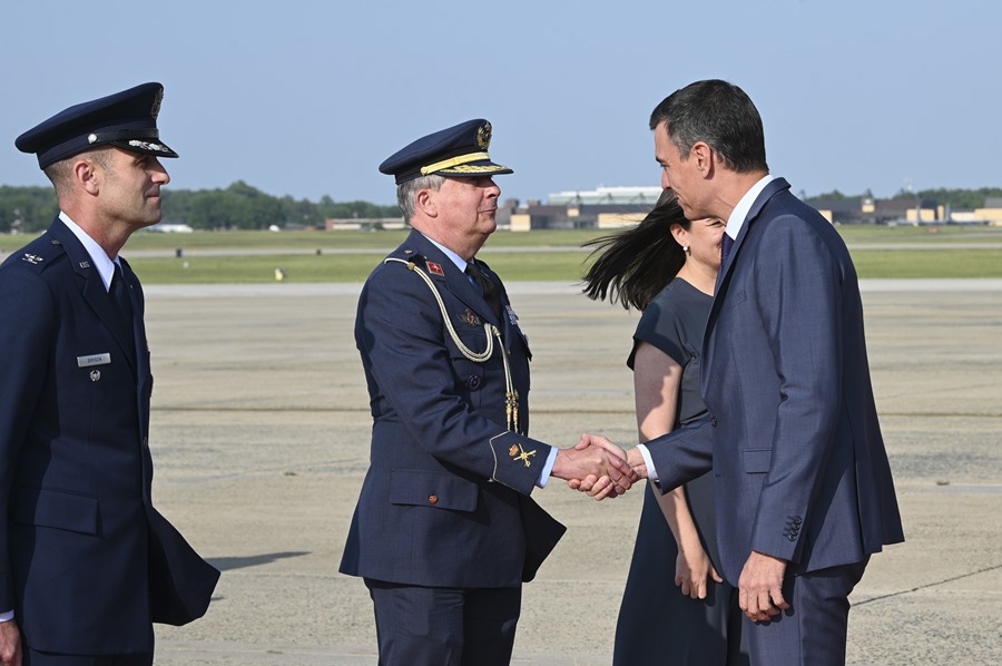 El presidente del Gobierno español, Pedro Sánchez (d), a su llegada este jueves a la base aérea de Andrews, en Washington. 
