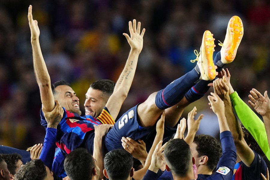 Los jugadores del FC Barcelona, Sergi Busquets y Jordi Alba, manteados en su último partido con el equipo blaugrana. 