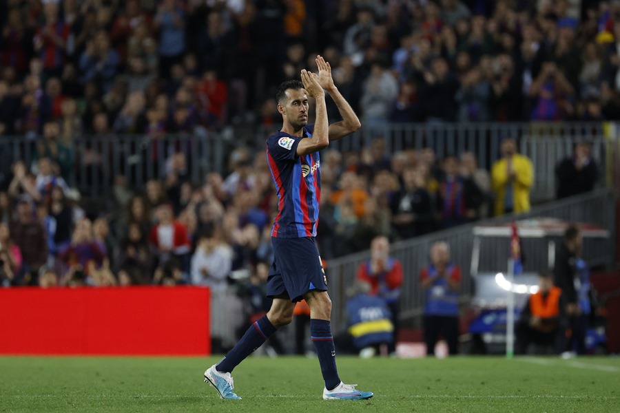 El centrocampista del Barcelona Sergio Busquets se retira entre aplausos del terreno de juego en el Spotify Camp Nou (Barcelona). 