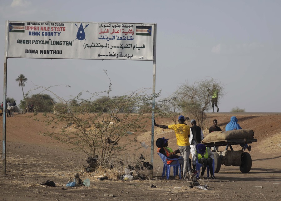 Trabajadores de ONGs esperan a lugareños que huyen de la violencia en Sudán en el cruce fronterizo de Joda entre Sudán y Sudán del Sur, Sur Sudán. 