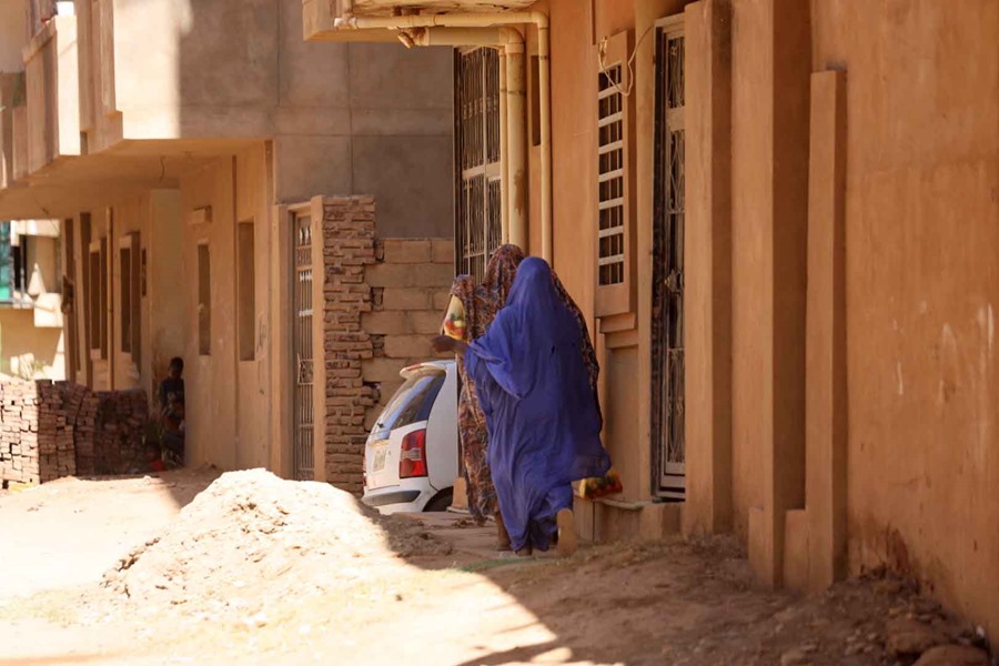 Una mujer en una calle de Jartum