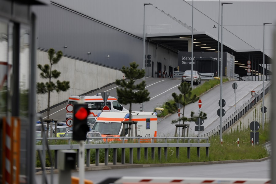 Ambulancias aparcadas frente a la fábrica de Mercedes de Sindelfingen, Alemania, donde este 11 de mayo tuvo lugar un tiroteo.