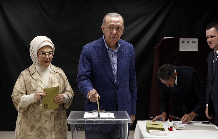 El presidente turco, Tayyip Erdogan, deposita su voto junto a su esposa, Emine Erdogan, en las elecciones presidenciales en Turquía.