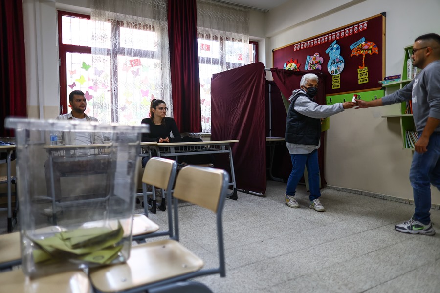 Una mujer vota este domingo en un colegio de Ankara