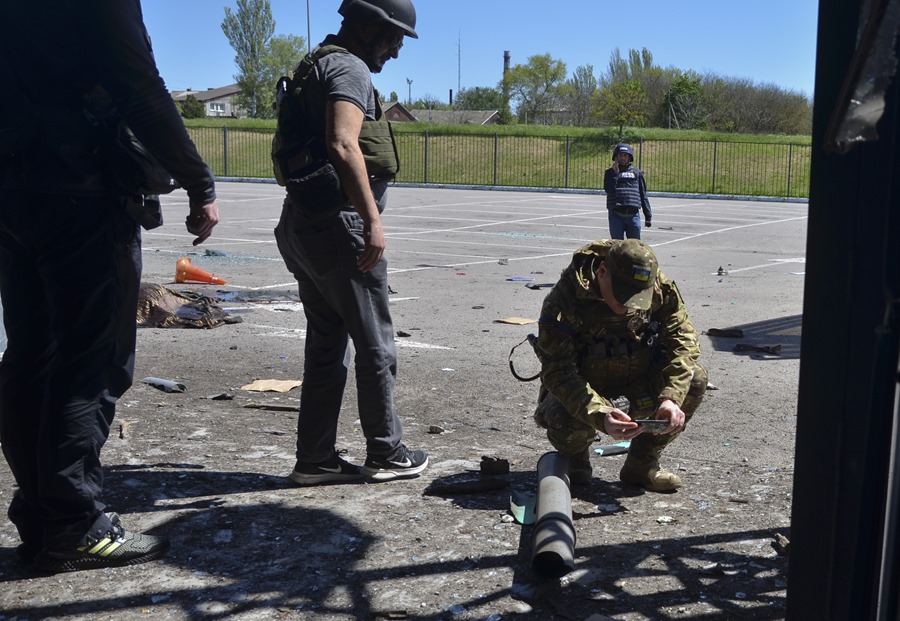 Imagen de archivo de militares ucranianos inspeccionando los daños causados ​​por un ataque ruso.