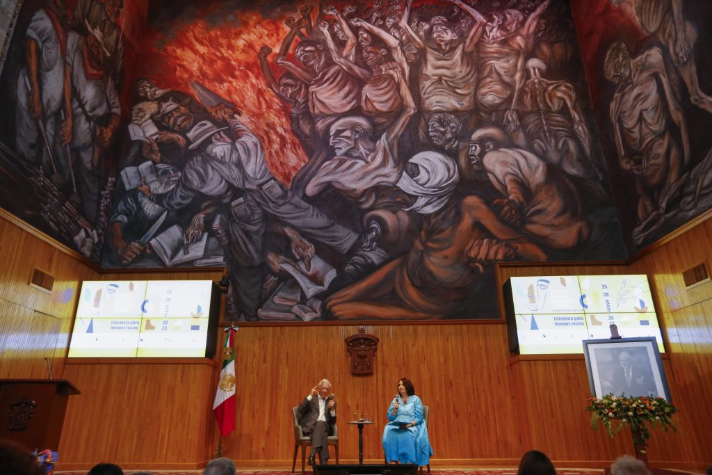 El escritor peruano, Mario VargasLlosa (i) y la directora general de la Feria Internacional del Libro de Guadalajara (FIL) Marisol Schulz (d), hoy hablan hoy durante una conferencia de prensa en la V Bienal Mario Vargas Llosa, en la Universidad de Guadalajara (México). EFE/Francisco Guasco