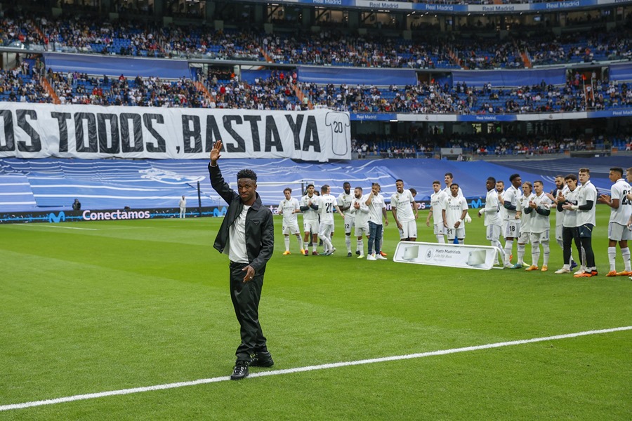 El jugador del Real Madrid Vinicius Jr, recibe los aplausos de la afición en el estadio Santiago Bernabéu.