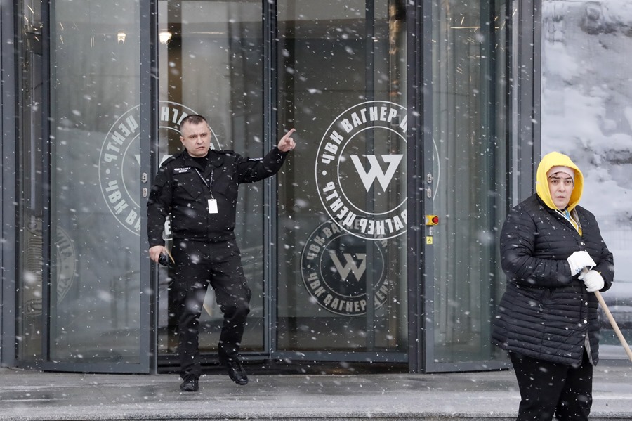 Un vigilante a la entrada del edificio del PMC Wagner Center, sede del Grupo Wagner en San Petersburgo, Rusia.